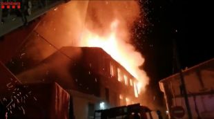 Crema completament una casa abandonada a la Jonquera