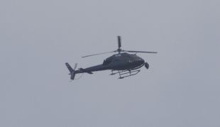 Un helicòpter que enregistrava Girona desperta la curiositat dels veïns