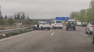 Un xoc entre dos turismes i un camió congestiona l'AP-7 en sentit nord a Vilablareix