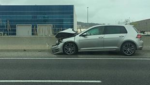 Un accident entre dos turismes i un camió a l'AP-7 a Salt genera cues en sentit Barcelona