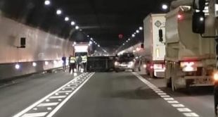 Un camió bolca dins del túnel de Bracons i talla el trànsit durant una hora