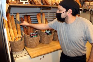 La nova norma sobre la sal agafa els forners més preocupats per l'encariment del gas i la farina