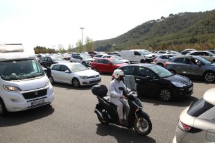 Es registren per tercer dia cues quilomètriques per accedir a la Costa Brava