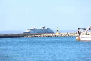 Roses rep el primer dels nou creuers que passaran aquest estiu pel port