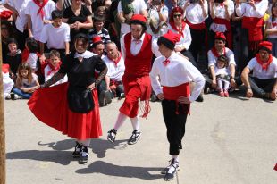Cornellà del Terri recupera el Ball del Cornut i la plantada de l'arbre després de dos anys
