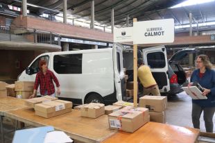 Els llibreters de Girona preparen el Sant Jordi a cobert al Palau Firal