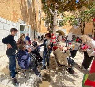 Els usuaris de les residències de Girona engalanen el Pati de les Magnòlies per Sant Jordi