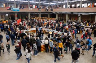 Girona celebra un Sant Jordi a sopluig dins el Palau Firal
