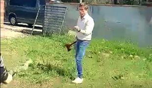 Absolen l'alcalde de Caldes de Malavella jutjat per encarar-se a uns ocupes amb una destral