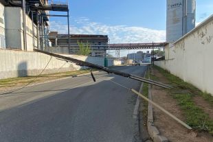 Cau un pal de telefonia i talla una de les principals vies de Sarrià de Ter