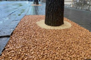 Banyoles fa les voreres més accessibles d'un carrer posant grava amb resina