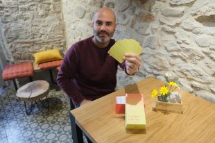 'A cagar a la via' el nou joc de cartes d'un gironí que no és apte ''per a figaflors''