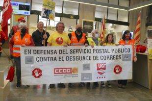 Una quinzena de persones es tanquen a Correus de Girona per denunciar el ''desmantellament'' del servei
