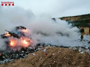 Els Bombers treballen per apagar un incendi a l'abocador del Pla de l'Estany