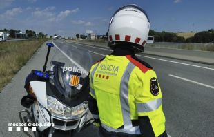 Multen un home tres vegades en dotze hores per fer ús del mòbil mentre conduïa per Girona