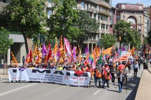 500 de persones marxen pel centre de Girona per exigir la contenció de preus i millors salaris 