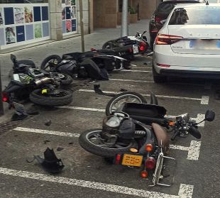 Un taxista s'adorm i s'encasta contra diversos cotxes i motos aparcats