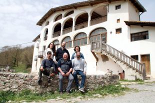 Un projecte uneix masovers i emprenedors al Ripollès per oferir teletreball entre vaques i tractors