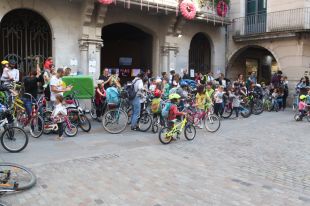 'Timbrada' a la plaça del Vi de Girona per demanar ''entorns escolars segurs i saludables''