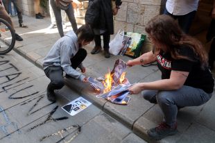 Protesta antimonàrquica a Girona contra la FPdGi i amb crema de fotos del Rei