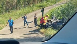 Una conductora ferida menys greu en sortir de la C-66 i bolcar a Cornellà del Terri