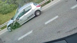 Un xoc frontal entre dos vehicles talla la variant de Girona