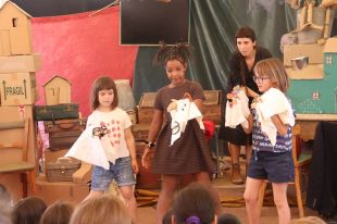 L'escola Camins de Banyoles representa un espectacle de titelles creat per alumnes de 6 i 7 anys