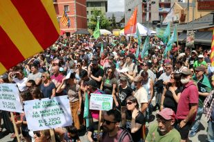 Puigcerdà s'omple amb una manifestació ''històrica'' en contra dels Jocs d'hivern