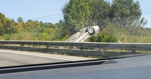 Un conductor ferit en sortir de la carretera i donar voltes de campana a Lloret de Mar