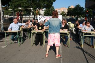 Professors del Sobrequés de Girona tallen el carrer i hi munten una aula en la primera jornada de vaga parcial