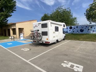 La Bisbal posa en funcionament un aparcament per a autocaravanes