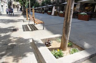 L’Ajuntament de Girona i els comerciants de la Rambla mantindran els escocells verds