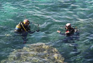 Retiren un centenar de quilos de brutícia del fons marí de Platja d'Aro
