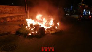 Crema un vehicle de matinada al barri de Sant Joan de Figueres