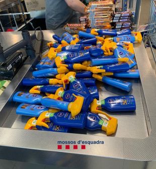 Dos detinguts per robar centenars de productes d'un supermercat de Palafrugell