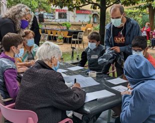 El Museu de la Garrotxa impulsa un projecte per promoure la transmissió de coneixements de joves i gent gran