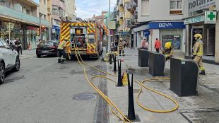 L'incendi a un contenidor soterrat col·lapsa el centre de Blanes