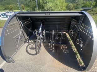 L’Hospital d’Olot instal·la aparcaments de bicicletes i patinets per al personal sanitari