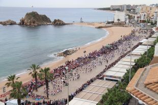 Uns 1.800 alumnes de primària es reuneixen a Blanes per ballar danses tradicionals
