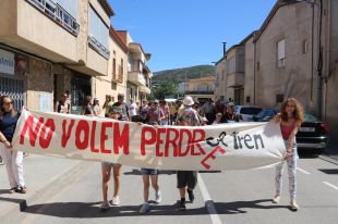 Veïns de Vilajuïga protesten pel centre del poble perquè no els treguin el tren
