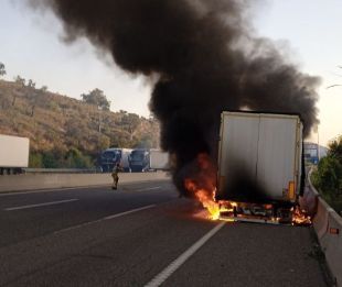 Crema un camió carregat de material ceràmic en un voral de l'AP-7 a Agullana