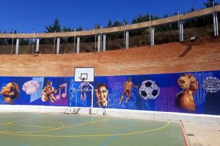 Interns del centre de justícia juvenil Montilivi pinten un mural amb la tècnica de Bansky