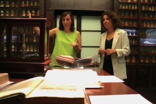 La Delegació del Govern a Girona recupera 162 llibres de l'antiga farmàcia del Santa Caterina