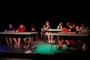 Alumnes d'una escola de Sarrià de Ter recreen el bullying en una obra de teatre