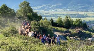 Unes cent persones acompanyen el bestiar de Llívia en el camí de la transhumància