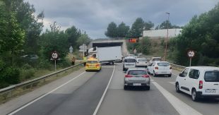 Un xoc frontal entre un cotxe i una furgoneta talla la C-66 a Sant Julià de Ramis