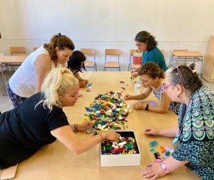 Girona reedita el projecte amb peces Lego per millorar la inserció laboral a dones majors de 45 anys
