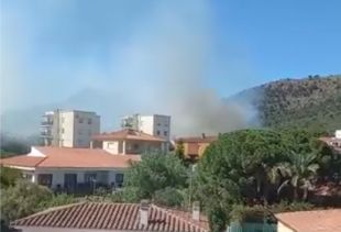 15 dotacions dels Bombers treballen en un incendi a Roses