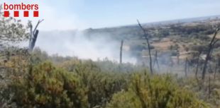 S'incendia un vehicle i afecta un camp del costat a Calonge