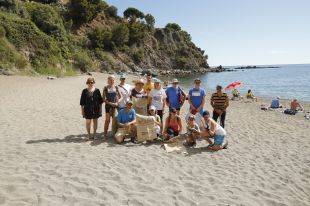 Platges Netes extreu 55 quilos de brossa del fons marí i la sorra a la platja Cau del Llop de Llançà